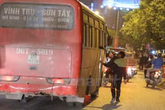 Tình trạng xe dù, xe cóc vẫn tiếp tục tái diễn ở dọc các tuyến đường qua khu vực bến xe Hà Nội. (Ảnh: Minh Sơn/Vietnam+)