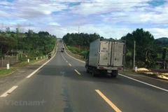 Phương tiện lưu thông trên một đoạn tuyến đường quốc lộ được cải tạo, nâng cấp. (Ảnh: Việt Hùng/Vietnam+)