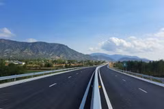 Dự án đường Cao tốc Nha Trang-Cam Lâm đã hoàn thành và sẽ thực hiện theo mô hình đầu vào không có barrie, đầu ra có barrie, không có làn thu phí hỗn hợp. (Ảnh: PV/Vietnam+)
