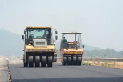 Nhà thầu thi công thảm mặt đường dự án cao tốc Bắc-Nam phía Đông. (Ảnh: Việt Hùng/Vietnam+)