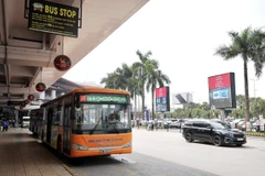 Tuyến buýt chất lượng cao số 86 từ trung tâm thành phố Hà Nội lên Sân bay Nội Bài đang ngày càng thu hút hành khách. (Ảnh: Việt Hùng/Vietnam+)