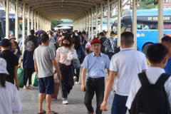 Đông nghịt hành khách đến bến xe Giáp Bát để bắt phương tiện về quê trong chiều ngày 28/4. (Ảnh: Việt Hùng/Vietnam+)
