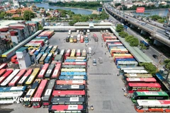 Phương tiện xe khách hoạt động tại Bến xe Nước Ngầm, thành phố Hà Nội. (Ảnh: PV/Vietnam+)