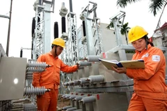 Nhân viên EVN Hà Nội triển khai mở rộng công suất trạm biến áp 110 kV Thường Tín. (Ảnh: PV/Vietnam+)