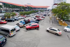 Ôtô xếp trong sân đỗ tại Nhà ga T1 Sân bay Quốc tế Nội Bài. (Ảnh: PV/Vietnam+)
