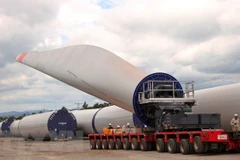 Vận chuyển cảnh quạt điện gió. (Ảnh: TTXVN)