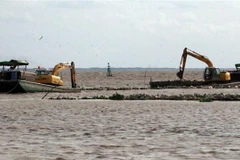 Đơn vị đang thi công nạo vét luồng hàng hải. (Ảnh: Lê Sen/TTXVN)