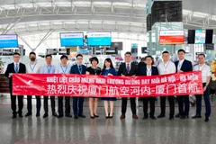Lãnh đạo Cảng hàng không quốc tế Nội Bài cùng đơn vị phục vụ mặt đất chào đón đường bay hãng hàng không Xiamen Airlines đến Việt Nam. (Ảnh: CTV/Vietnam+)