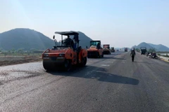 Nhà thầu thi công thảm lớp bê tông nhựa bề mặt trên cùng của dự án cao tốc Bắc-Nam. (Ảnh: Việt Hùng/Vietnam+)