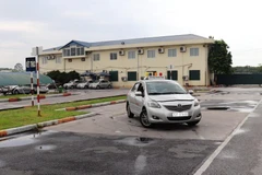 Học viên học lái xe trong sa hình tại một cơ sở đào tạo lái xe của Hà Nội. (Ảnh: Việt Hùng/Vietnam+)