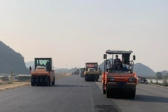 Nhà thầu thi công thảm nhựa bê tông mặt đường tại dự án Cao tốc Bắc-Nam. (Ảnh: Việt Hùng/Vietnam+)