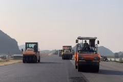 Nhà thầu thi công thảm nhựa bê tông mặt đường tại dự án Cao tốc Bắc-Nam. (Ảnh: Việt Hùng/Vietnam+)