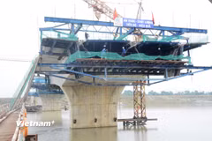 Nhà thầu tổ chức thi công một cầu vượt sông trên tuyến cao tốc Bắc-Nam. (Ảnh: Việt Hùng/Vietnam+)