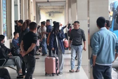 Người dân đổ về bến xe tại Hà Nội để về quê nghỉ lễ Tết Dương lịch 2024. (Ảnh: Việt Hùng/Vietnam+)