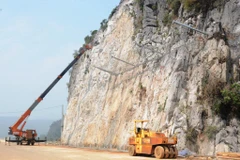 Chủ đầu tư thực hiện các biện pháp gia cố mái taluy núi đá nhằm tránh đá rơi tại đường gom Cao tốc Mai Sơn-Quốc lộ 45. (Ảnh: Việt Hùng/Vietnam+)