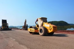 Nhà thầu thi công một đoạn tuyến Dự án Cao tốc Bắc-Nam phía Đông giai đoạn 2021-2025. (Ảnh: Việt Hùng/Vietnam+)