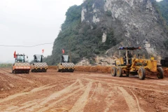 Nhà thầu thi công đắp nền đường một Dự án Cao tốc Bắc-Nam. (Ảnh: Việt Hùng/Vietnam+)