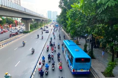 Xe buýt Hà Nội có sản lượng hành khách tăng trưởng mạnh so với năm 2021 nhưng vẫn chưa phục hồi hoàn toàn. (Ảnh: Việt Hùng/Vietnam+)