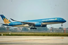 Máy bay của hãng hàng không Vietnam Airlines hạ cánh tại một sân bay. (Ảnh: CTV/Vietnam+)