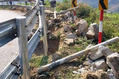 Chưa được cấp phép, nhà thầu tự ý thay thế hộ lan tôn sóng Quốc lộ 3. (Ảnh: PV/Vietnam+)