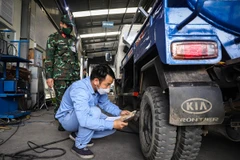 Nhân viên đăng kiểm thực hiện quy trình kiểm định xe cơ giới. (Ảnh: Hoài Nam/Vietnam+)