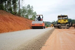 Nhà thầu thi công một dự án giao thông. (Ảnh: Việt Hùng/Vietnam+)
