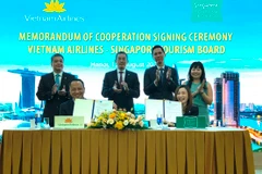 Lãnh đạo Vietnam Airlines và Tổng cục Du lịch Singapore ký kết hợp tác nhằm kích cầu du lịch giữa hai nước Việt Nam và Singapore. (Ảnh: Việt Hùng/Vietnam+)