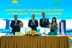 Lãnh đạo Vietnam Airlines và Tổng cục Du lịch Singapore ký kết hợp tác nhằm kích cầu du lịch giữa hai nước Việt Nam và Singapore. (Ảnh: Việt Hùng/Vietnam+)
