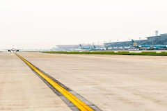 Đường lăn để máy bay đi vào sân đỗ tại các cảng hàng không. (Ảnh: Việt Hùng/Vietnam+)