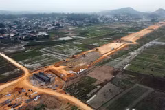 Nhà thầu thi công tại dự án cao tốc Diễn Châu-Bãi Vọt. (Ảnh: Huy Hùng/Vietnam+)