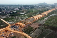 Nhà thầu thi công tại dự án cao tốc Diễn Châu-Bãi Vọt. (Ảnh: Huy Hùng/Vietnam+)