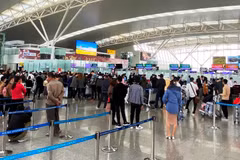 Hành khách làm thủ tục tại sân bay Nội Bài. (Ảnh: CTV/Vietnam+)