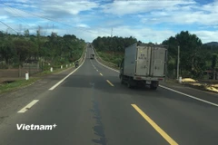 Phương tiện lưu thông trên đoạn tuyến đường Hồ Chí Minh qua khu vực Tây Nguyên. (Ảnh: Việt Hùng/Vietnam+)
