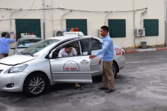 Học viên học lái xe trong sa hình tại một cơ sở đào tạo lái xe của Hà Nội. (Ảnh: Việt Hùng/Vietnam+)