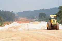 Nhà thầu thi công một đoạn tuyến cao tốc. (Ảnh: Việt Hùng/Vietnam+)