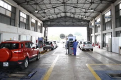 Trung tâm đăng kiểm trên cả nước luôn trong tình cảnh vắng vẻ, không còn tình trạng phương tiện xếp hàng để chờ vào kiểm định. (Ảnh: Minh Hiếu/Vietnam+)
