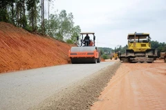 Nhà thầu thi công một dự án giao thông. (Ảnh: Việt Hùng/Vietnam+)