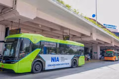 Xe buýt điện phục vụ hành khách nối chuyến tại Cảng hàng không quốc tế Nội Bài. (Ảnh: PV/Vietnam+)