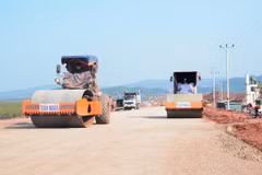 Nhà thầu thi công một đoạn tuyến Dự án Cao tốc Bắc-Nam giai đoạn 2021-202. (Ảnh: Việt Hùng/Vietnam+)