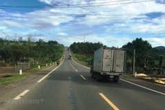 Phương tiện lưu thông trên một tuyến đường Hồ Chí Minh được đưa vào vận hành và khai thác. (Ảnh: Việt Hùng/Vietnam+)