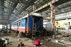 Sửa chữa, đóng mới toa xe tại Nhà máy Xe lửa Gia Lâm. (Ảnh: Việt Hùng/Vietnam+)