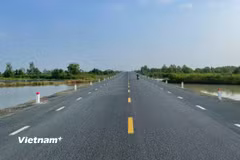 Tuyến đường Quốc lộ 1 đoạn qua tỉnh Cà Mau. (Ảnh: Việt Hùng/Vietnam+)