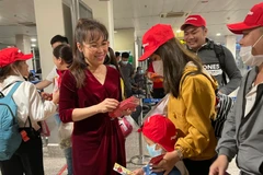 Tổng giám đốc Vietjet Nguyễn Thị Phương Thảo bất ngờ xuất hiện tại sân bay, gửi lời chúc và các phần quà ý nghĩa đến công nhân, người lao động khó khăn. (Ảnh: CTV/Vietnam+)