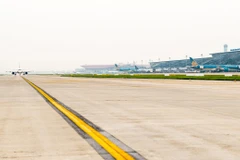 Đường lăn để máy bay đi vào sân đỗ tại các cảng hàng không. (Ảnh: Việt Hùng/Vietnam+)