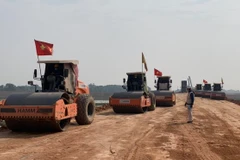 Nhà thầu triển khai máy móc thi công một đoạn tuyến cao tốc. (Ảnh: Việt Hùng/Vietnam+)