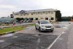 Học viên thi sát hạch lái xe trong sa hình. (Ảnh: Việt Hùng/Vietnam+)