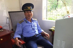 Anh Chu Văn Đại, nhân viên Cung cầu Cẩm Lý, Công ty Cổ phần Đường sắt Hà Lạng đã kịp nhảy xuống và bơi ra giữa dòng sông cứu nạn nhân bị ngã xuống Sông Lục Nam và đưa vào bờ an toàn. (Ảnh: CTV/Vietnam+)