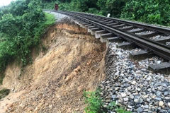 Đoạn đường sắt Bắc-Nam đoạn qua tỉnh Hà Tĩnh có nhiều điểm sạt lở. (Ảnh: VNR cung cấp)