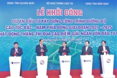 Thủ tướng Chính phủ Phạm Minh Chính và các đại biểu bộ, ngành, địa phương thực hiện nghi thức khởi công dự án đường bộ cao tốc Bắc-Nam phía Đông đoạn Quảng Ngãi-Hoài Nhơn. (Ảnh: PV/Vietnam+)