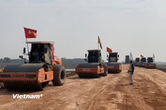 Nhà thầu thi công nền đường một dự án đường bộ cao tốc. (Ảnh: Việt Hùng/Vietnam+)